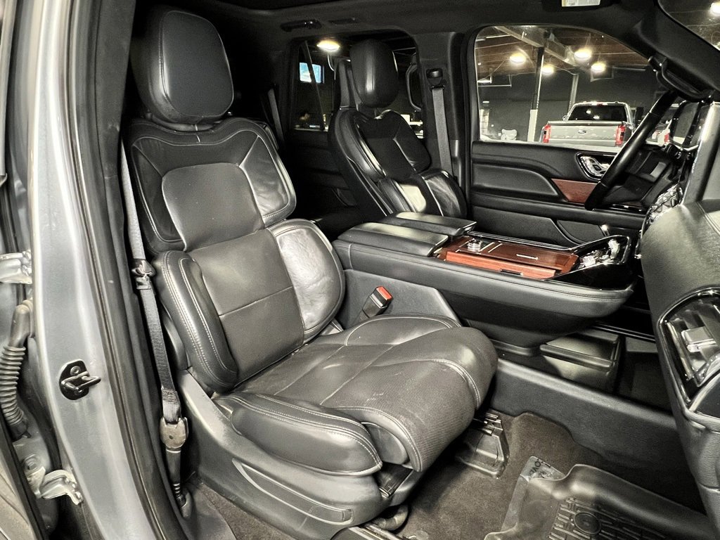 Used 2023 Lincoln Navigator Reserve image 4
