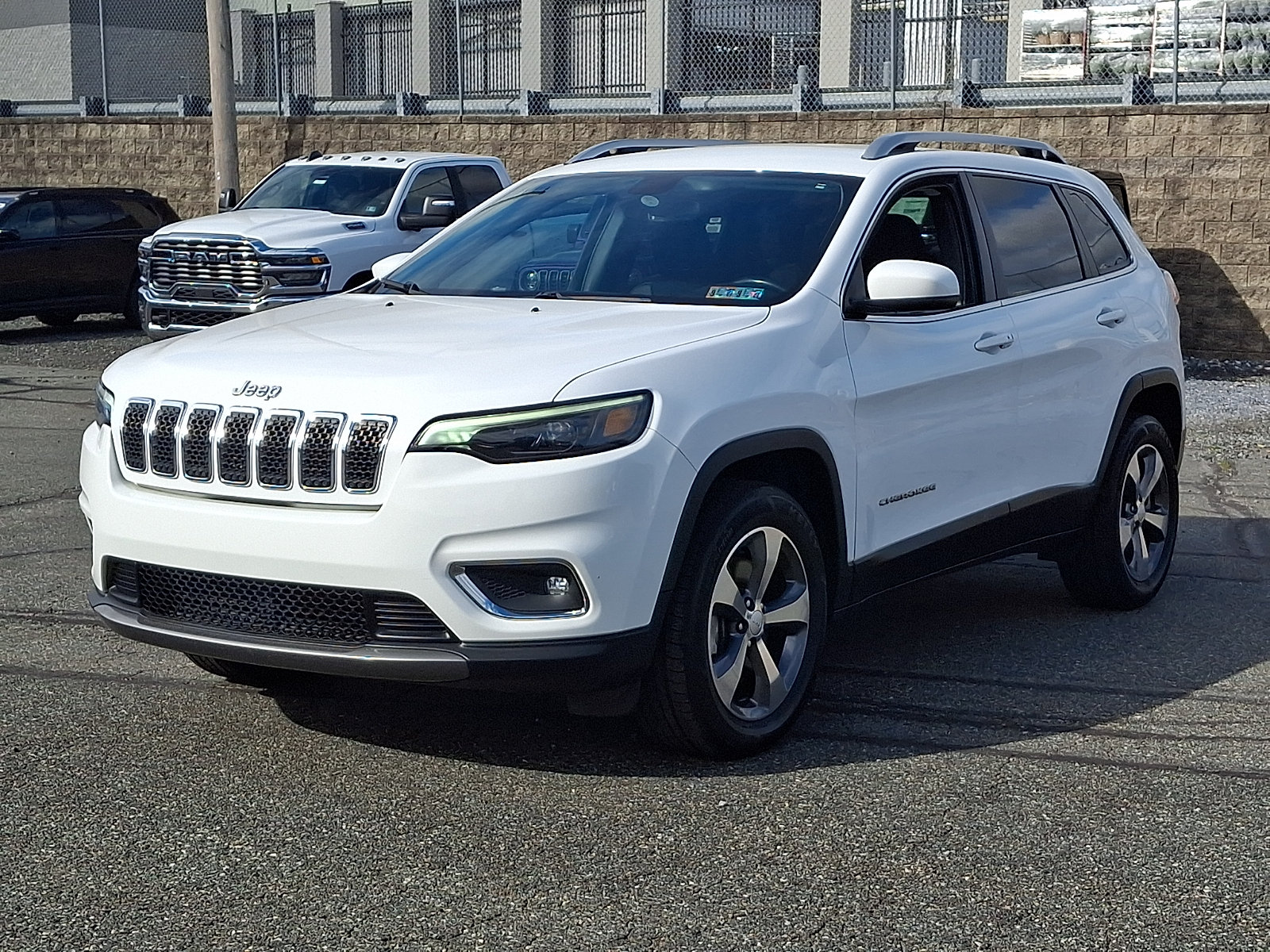 Used 2019 Jeep Cherokee Limited AWD/4WD image 3