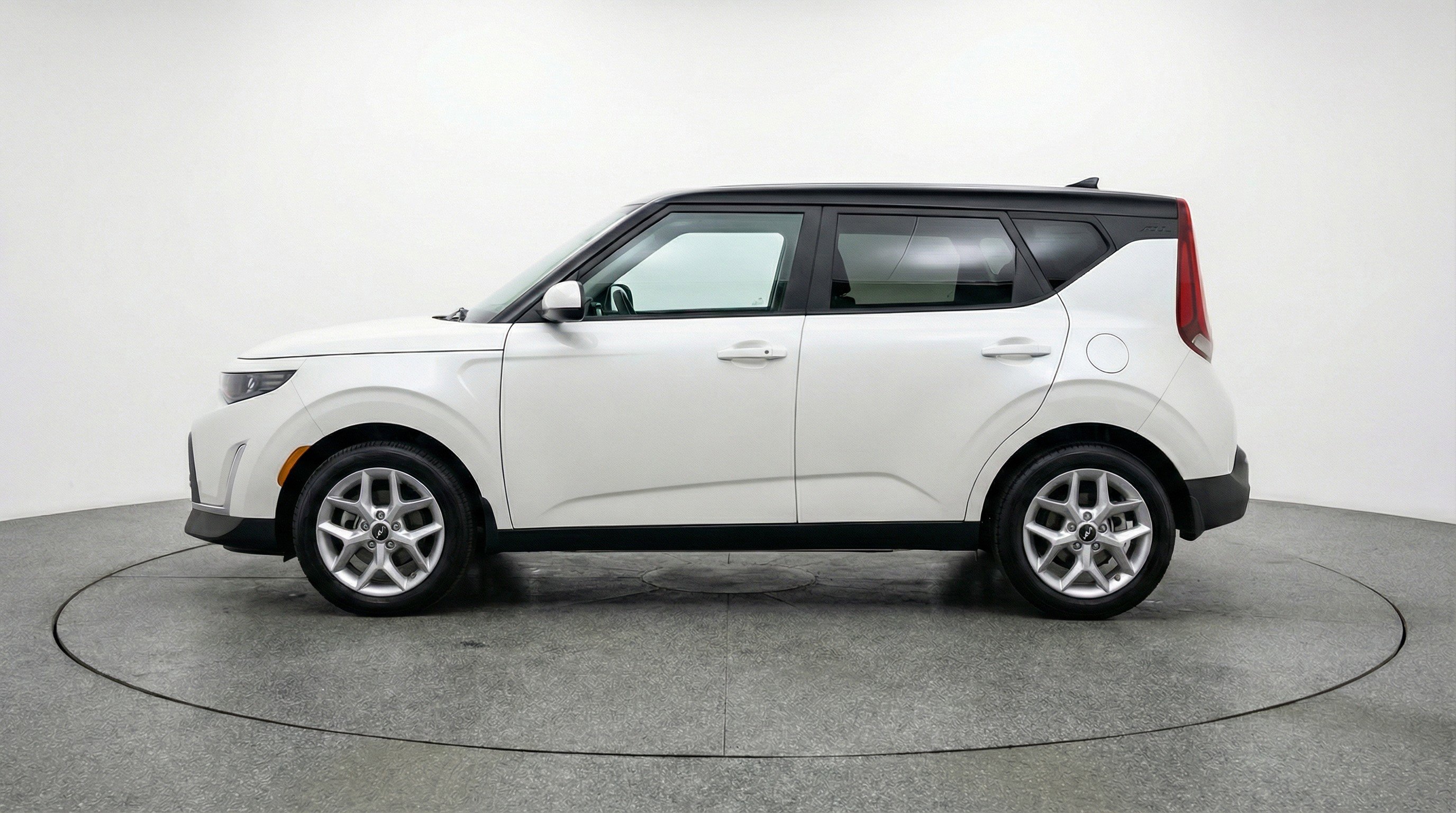 Used 2025 Kia Soul LX w/ LX Technology Package FWD image 5