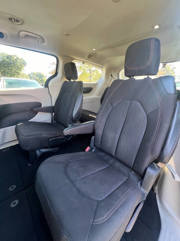 Used 2017 Chrysler Pacifica Touring FWD image 10