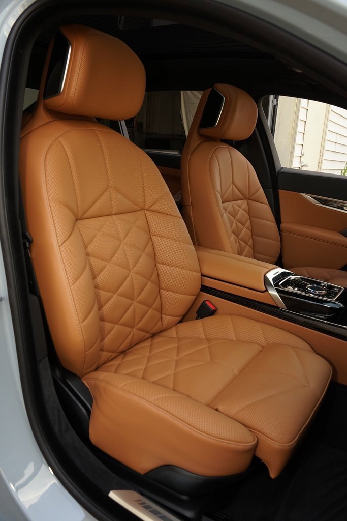 Used 2025 BMW 740i image 4