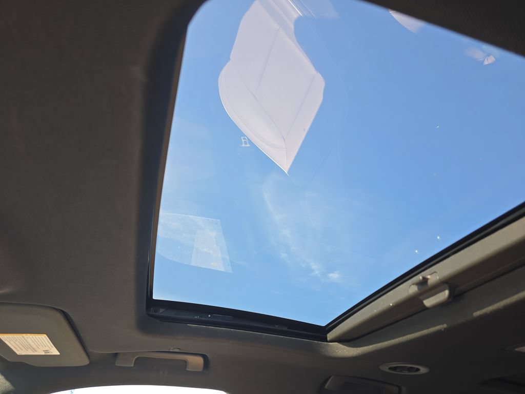 Used 2023 Chevrolet Traverse Premier FWD image 23