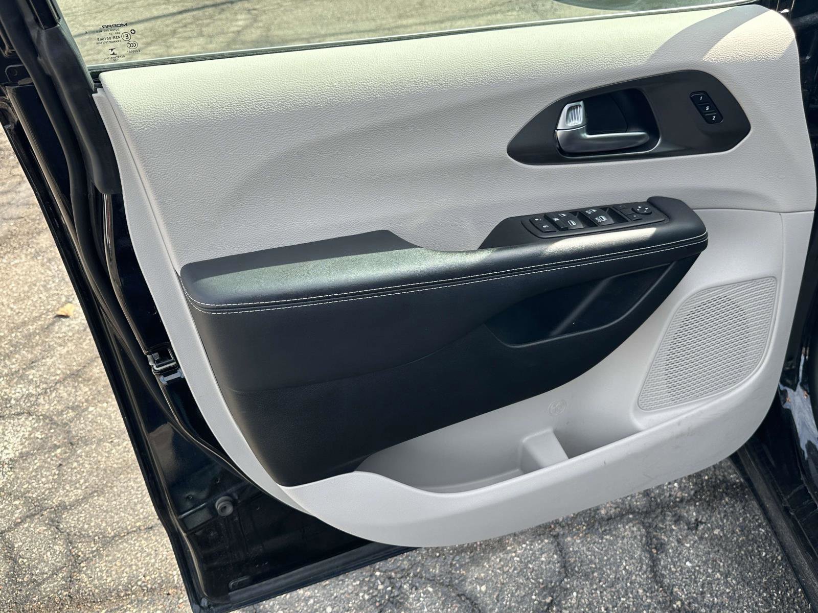 Used 2023 Chrysler Pacifica Touring-L image 16