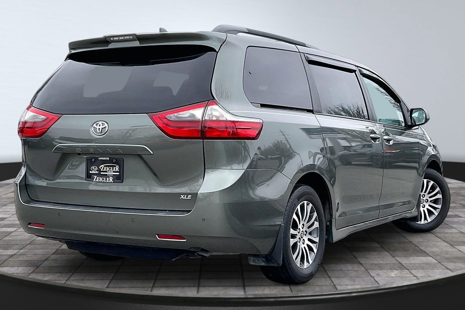 Used 2020 Toyota Sienna XLE w/ XLE Navigation Package image 2