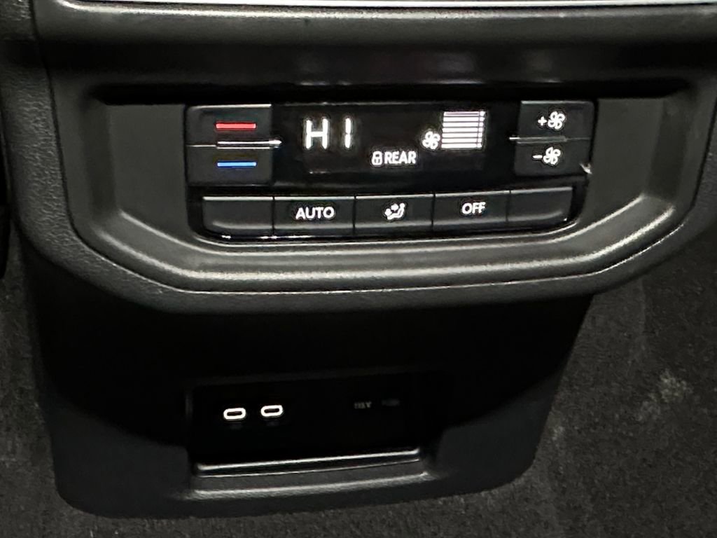 Used 2024 Volkswagen Atlas SE image 23