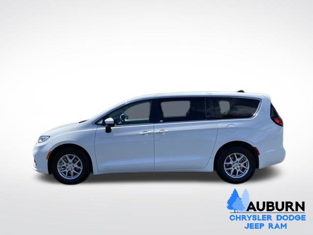 Used 2023 Chrysler Pacifica Touring-L FWD image 4