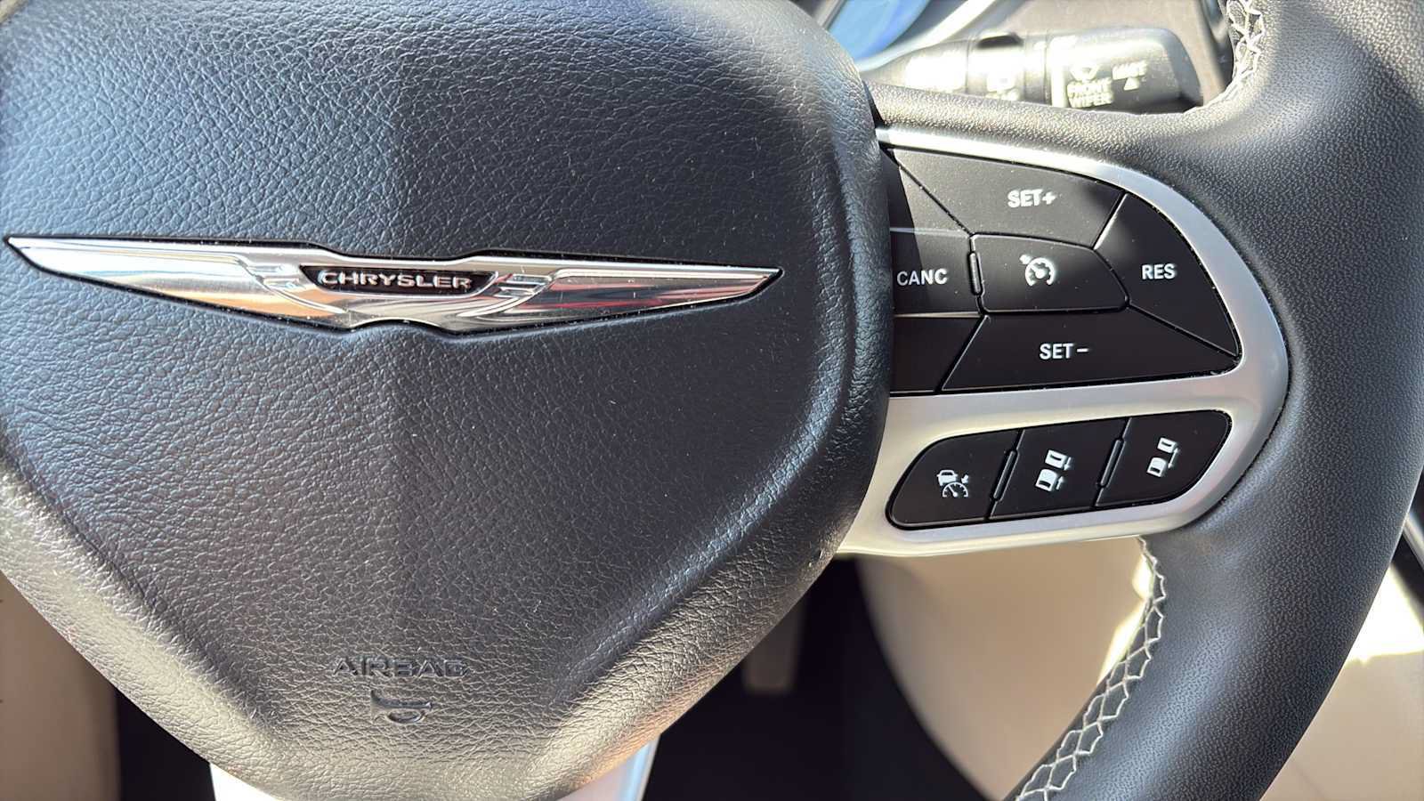Used 2023 Chrysler Pacifica Touring-L FWD image 10