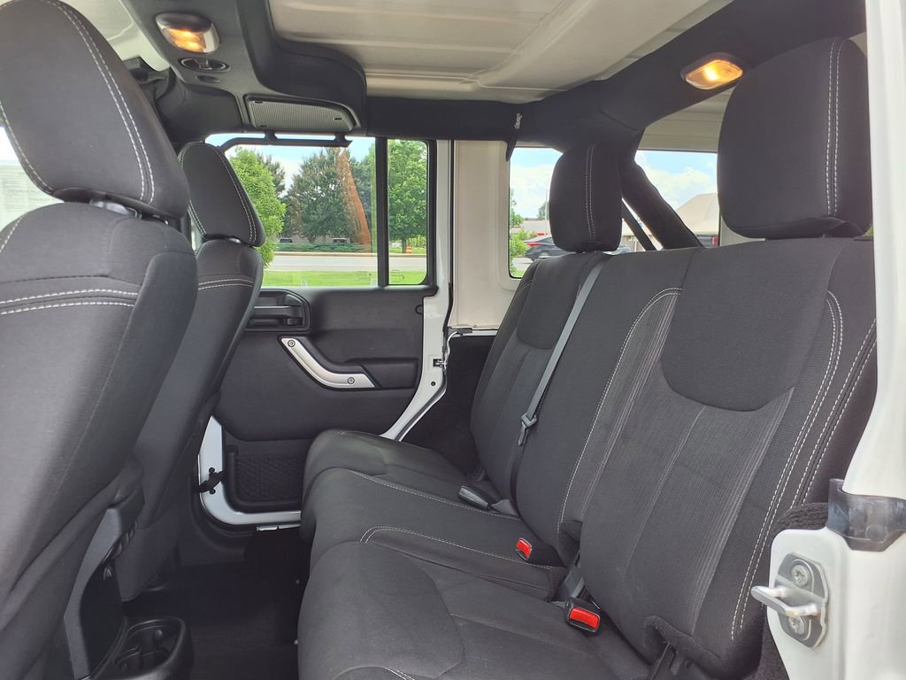 Used 2016 Jeep Wrangler Unlimited Sahara w/ Connectivity Group AWD/4WD image 17
