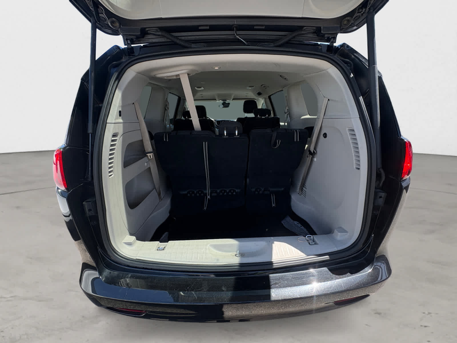 Used 2023 Chrysler Voyager LX FWD image 23