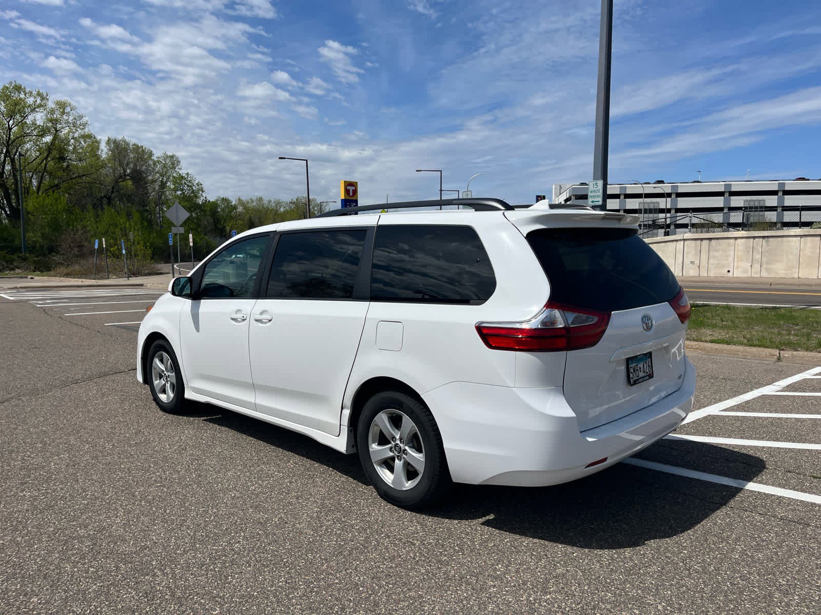 Used 2018 Toyota Sienna LE w/ Carpet Mat Package FWD image 4