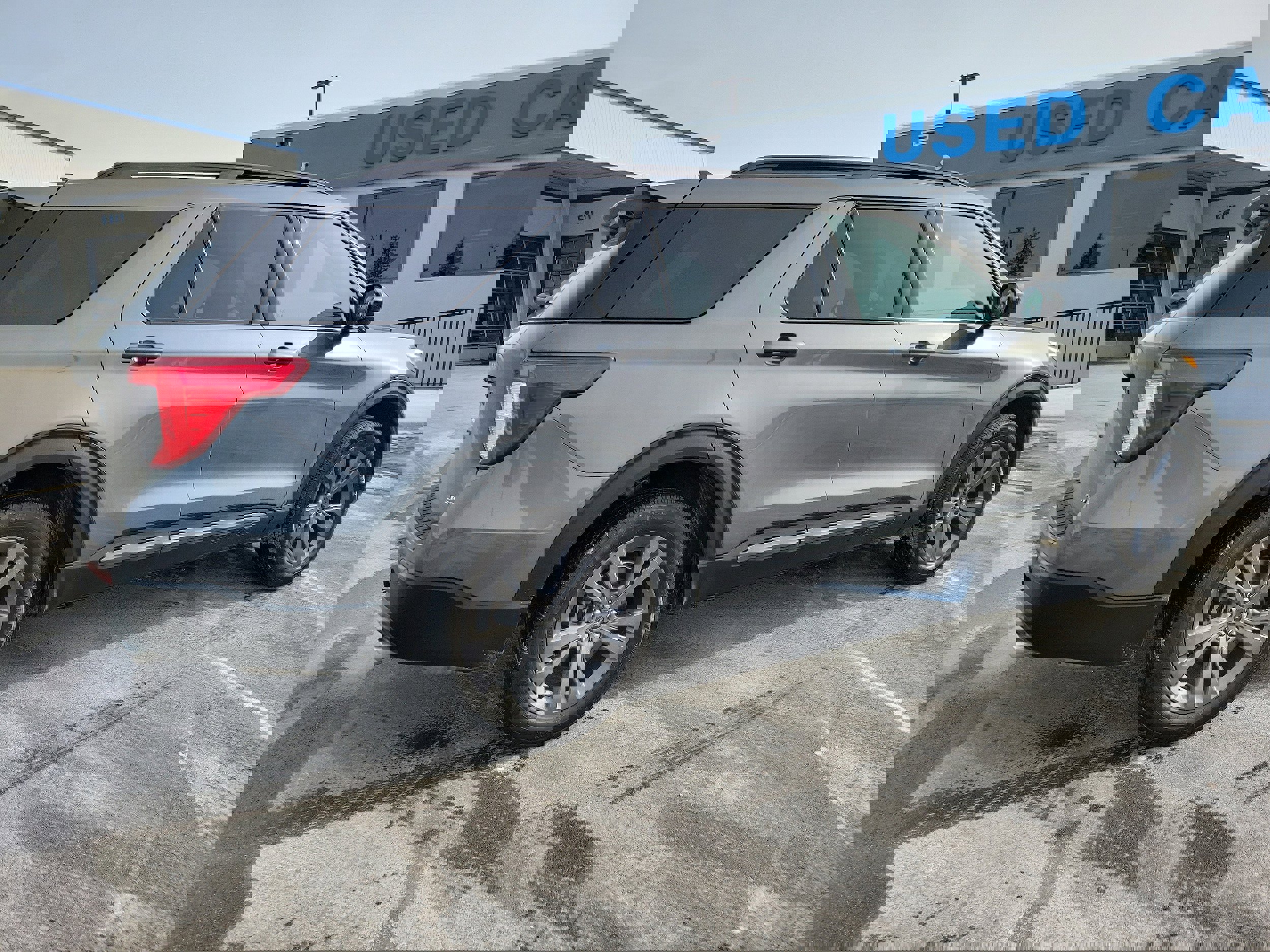 Used 2023 Ford Explorer XLT w/ Equipment Group 202A image 4