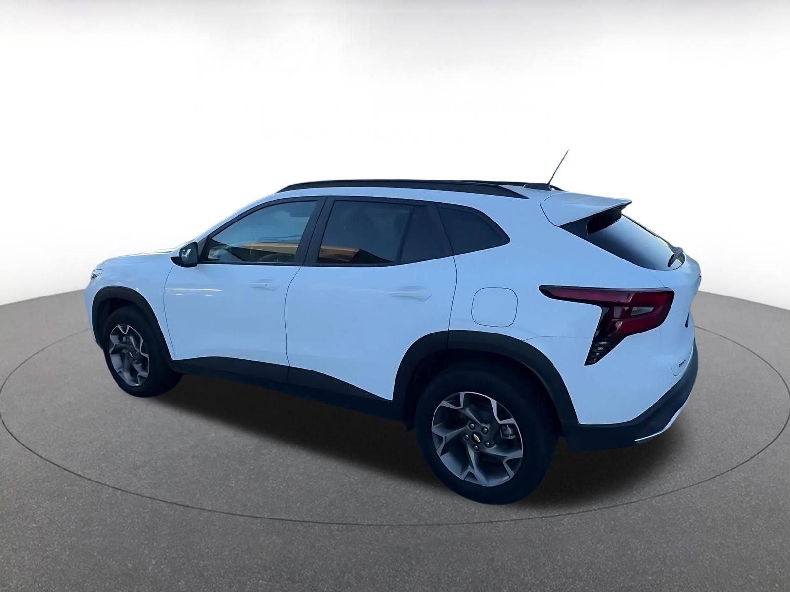 Used 2025 Chevrolet Trax LT w/ LT Convenience Package image 10