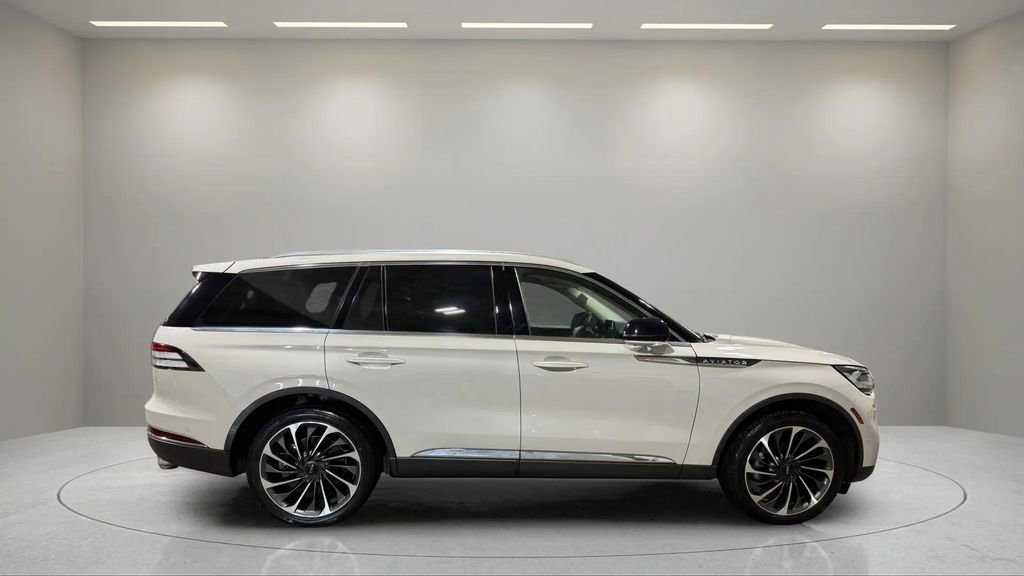 Used 2023 Lincoln Aviator Reserve w/ Equipment Group 201A image 2