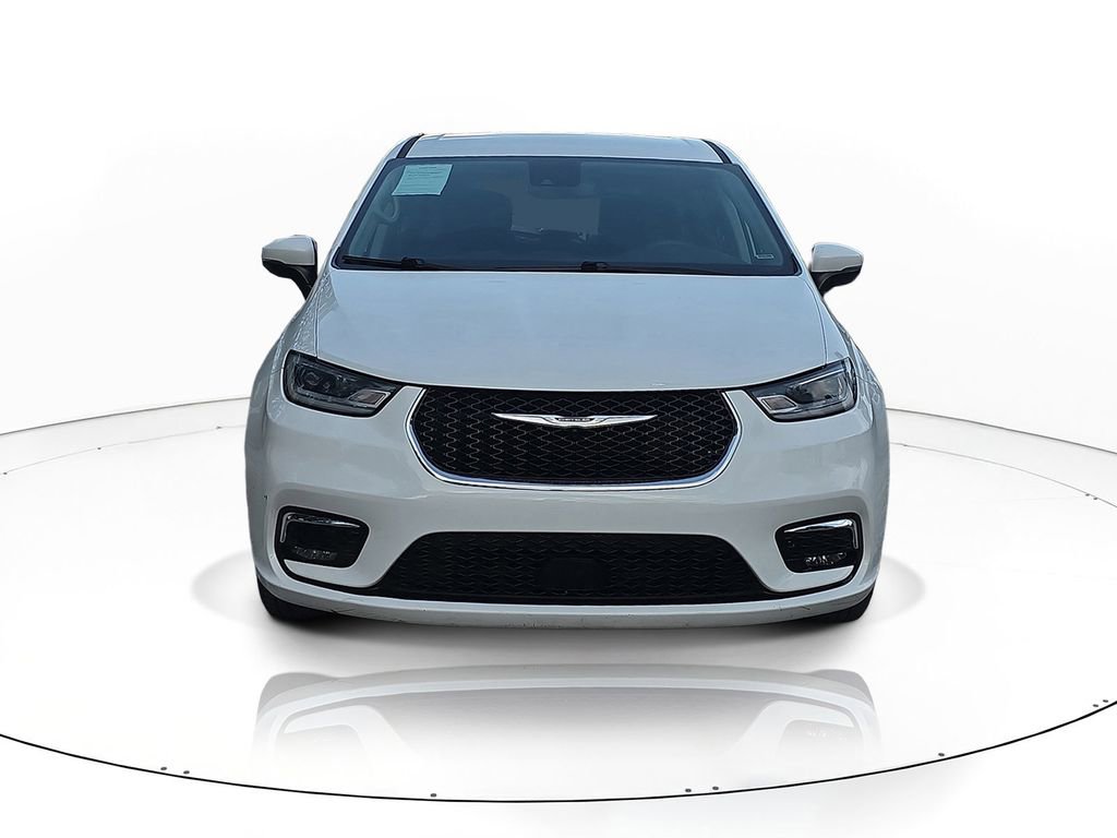 Used 2023 Chrysler Pacifica Touring-L FWD image 2