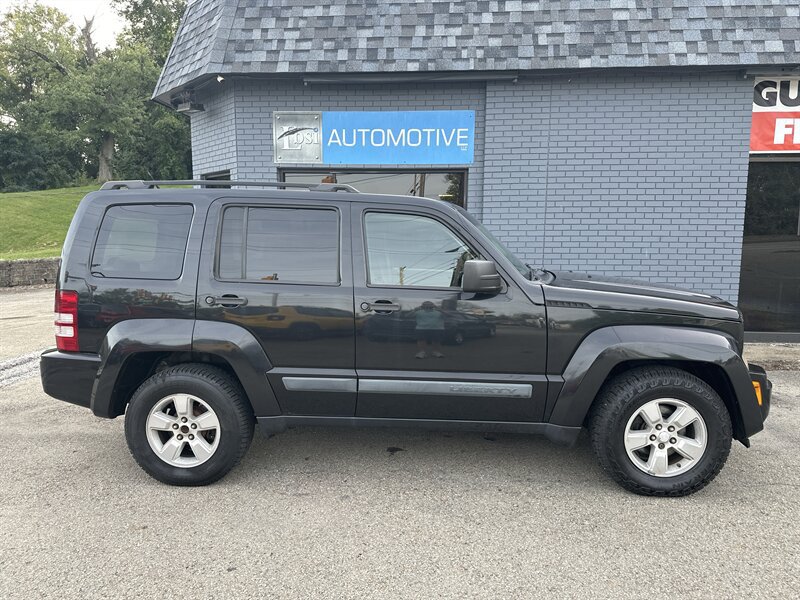 Used 2009 Jeep Liberty Sport w/ Popular Equipment Group AWD/4WD image 2