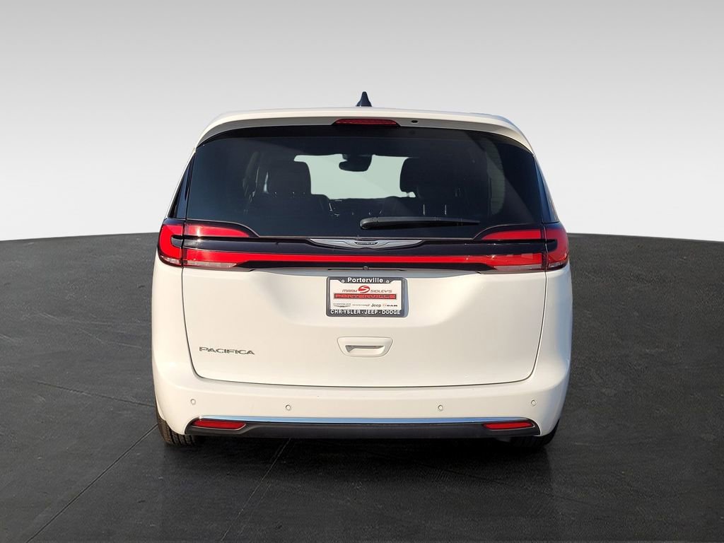 Used 2024 Chrysler Pacifica Touring-L image 5