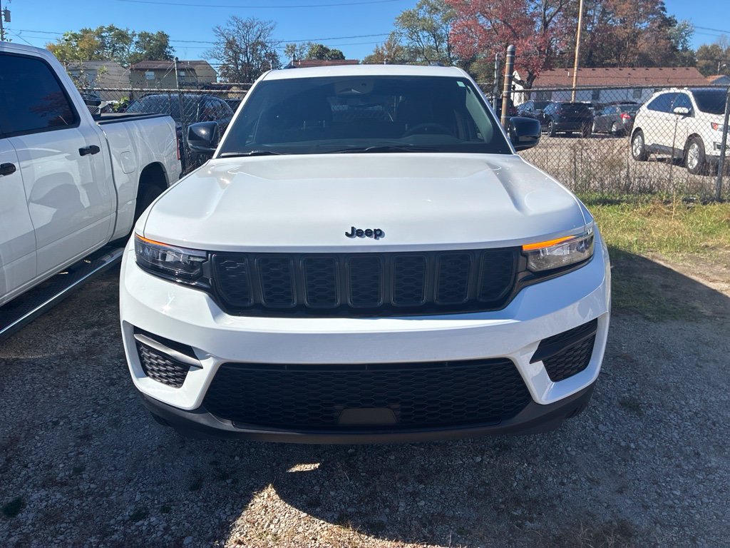 Certified 2025 Jeep Grand Cherokee Altitude AWD/4WD image 2