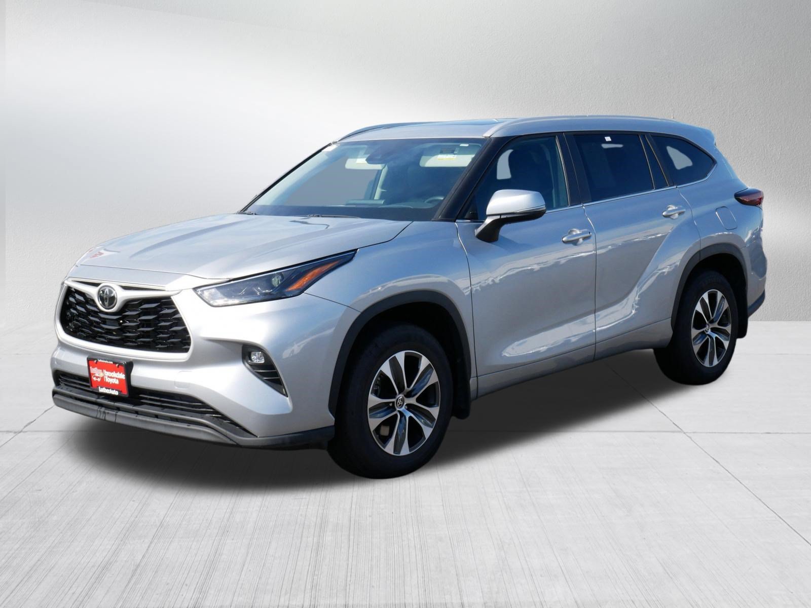 Used 2025 Toyota Highlander XLE AWD/4WD image 3