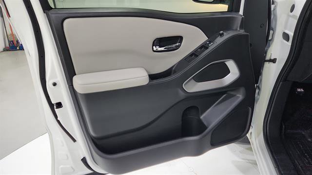 Certified 2025 Nissan Frontier SV RWD image 41