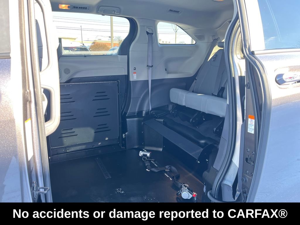 Used 2023 Toyota Sienna XLE image 2