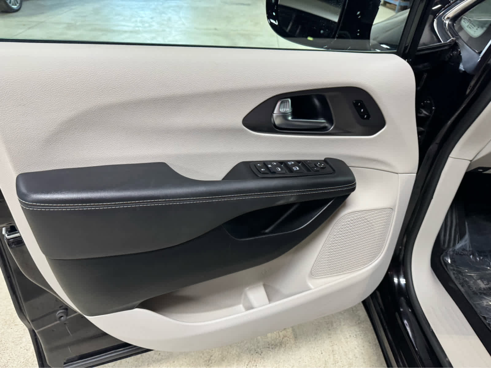 Used 2024 Chrysler Pacifica Touring-L image 16