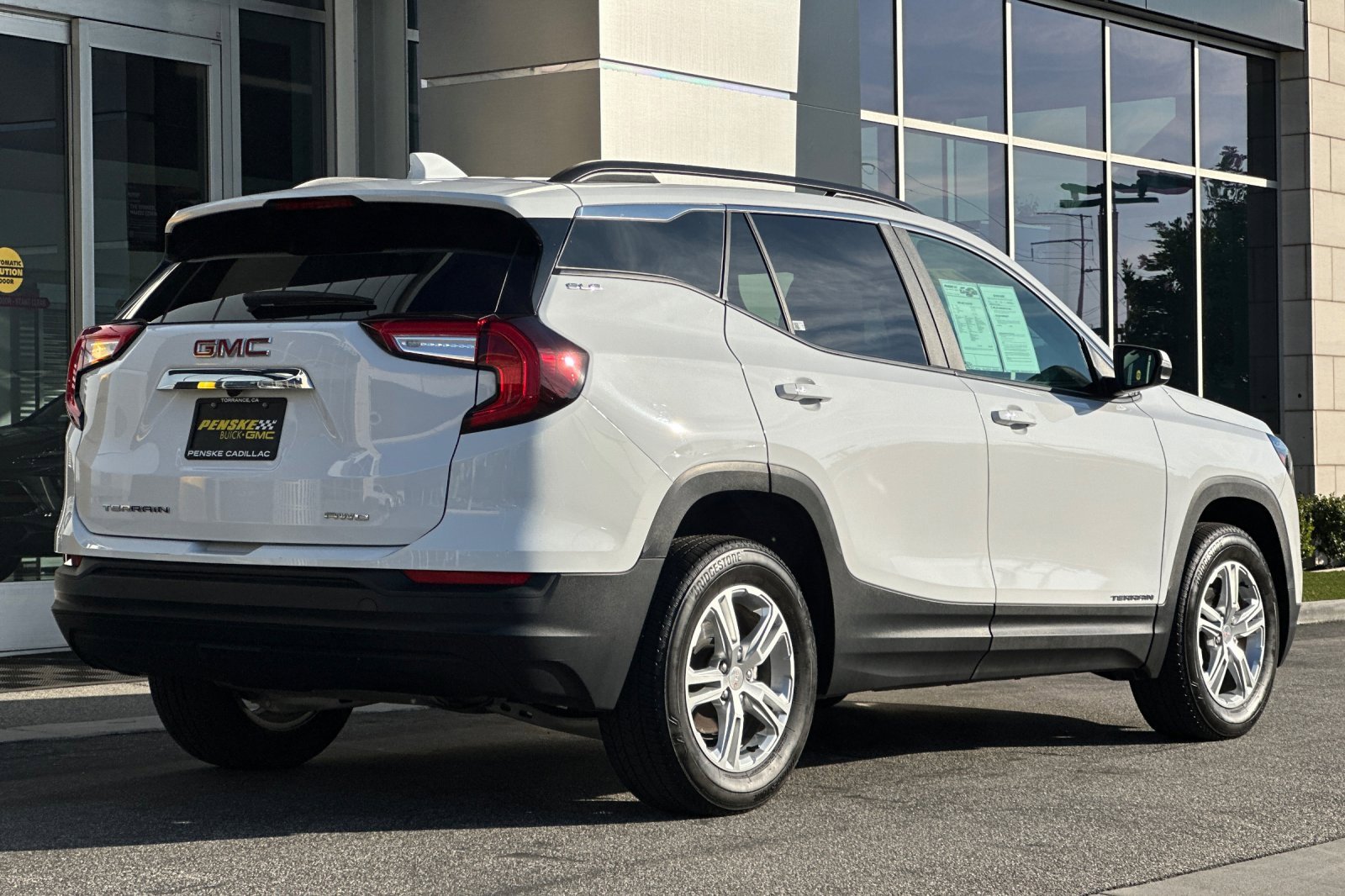 Used 2023 GMC Terrain SLE w/ Driver Convenience Package image 4