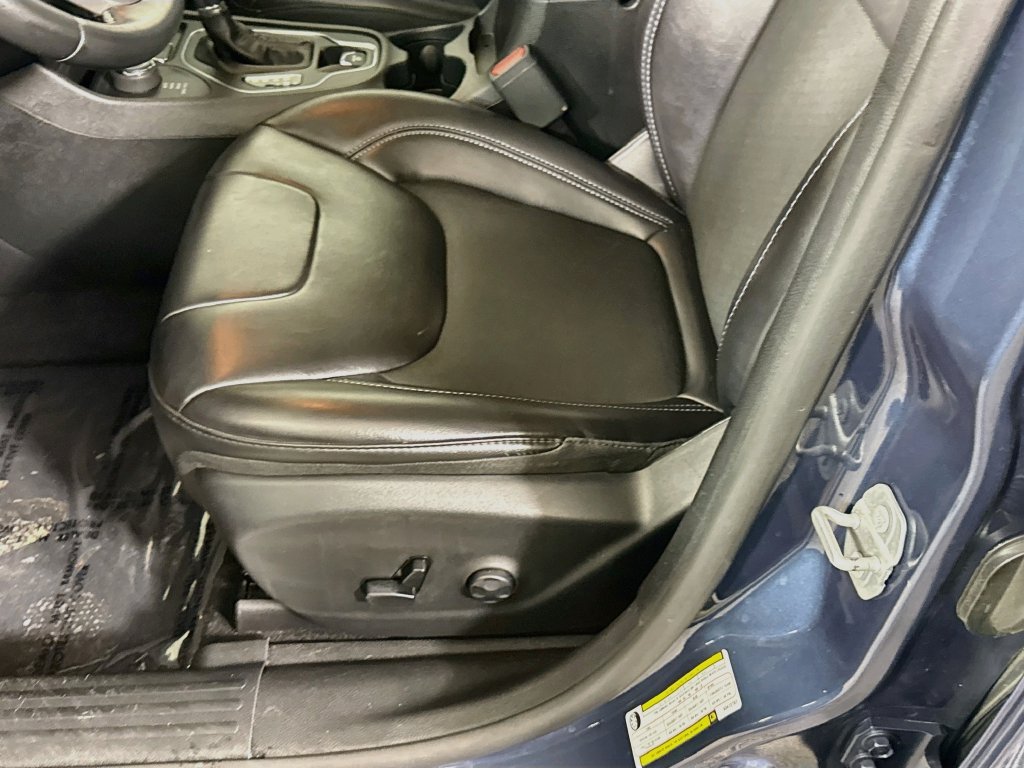 Used 2019 Jeep Cherokee Latitude Plus w/ Comfort/Convenience Group AWD/4WD image 24
