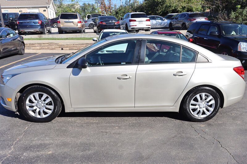 Used 2013 Chevrolet Cruze LS FWD image 4