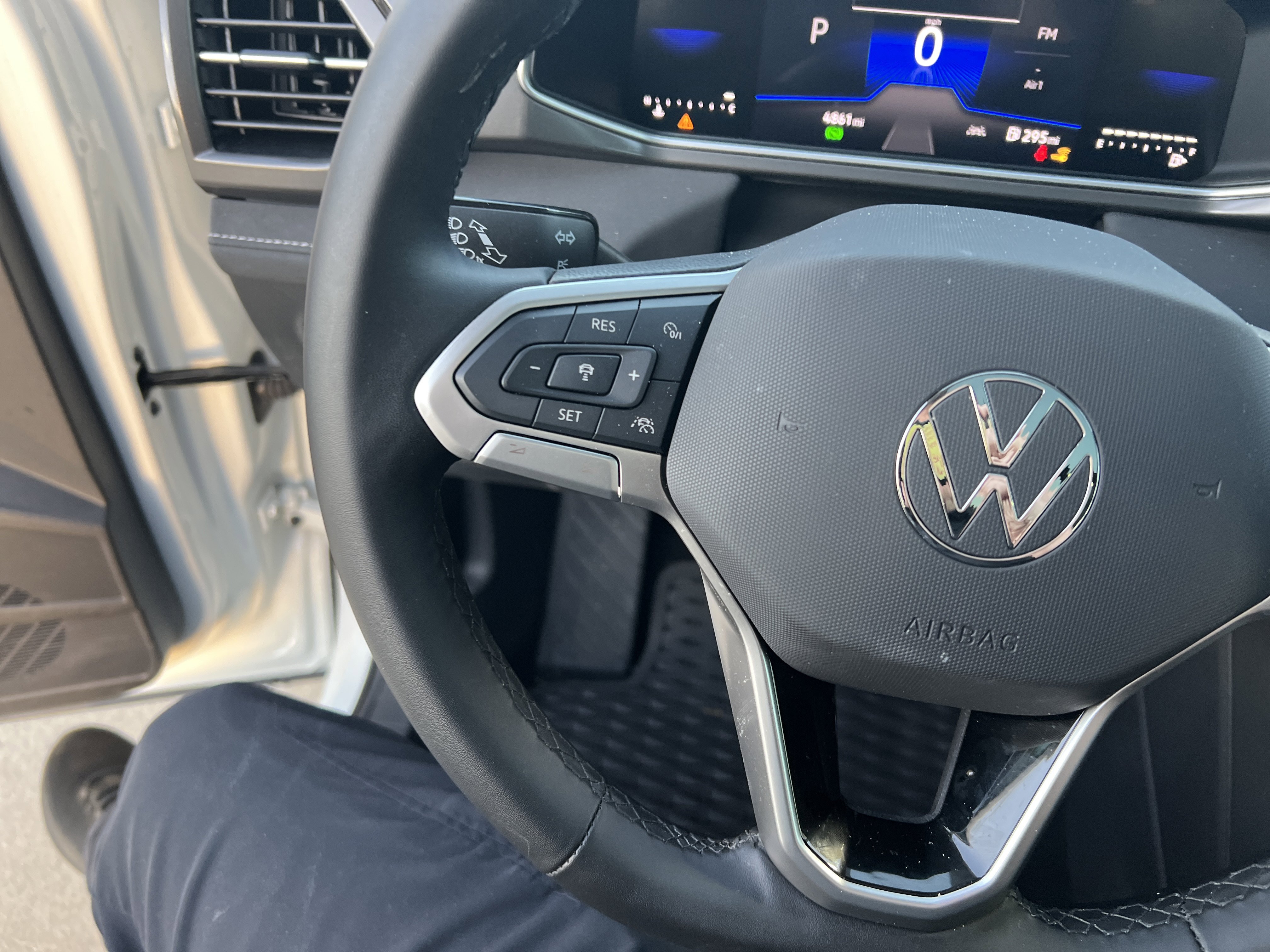 Used 2025 Volkswagen Taos SE image 18