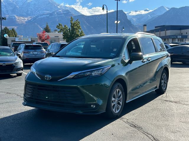 Used 2025 Toyota Sienna XLE image 9