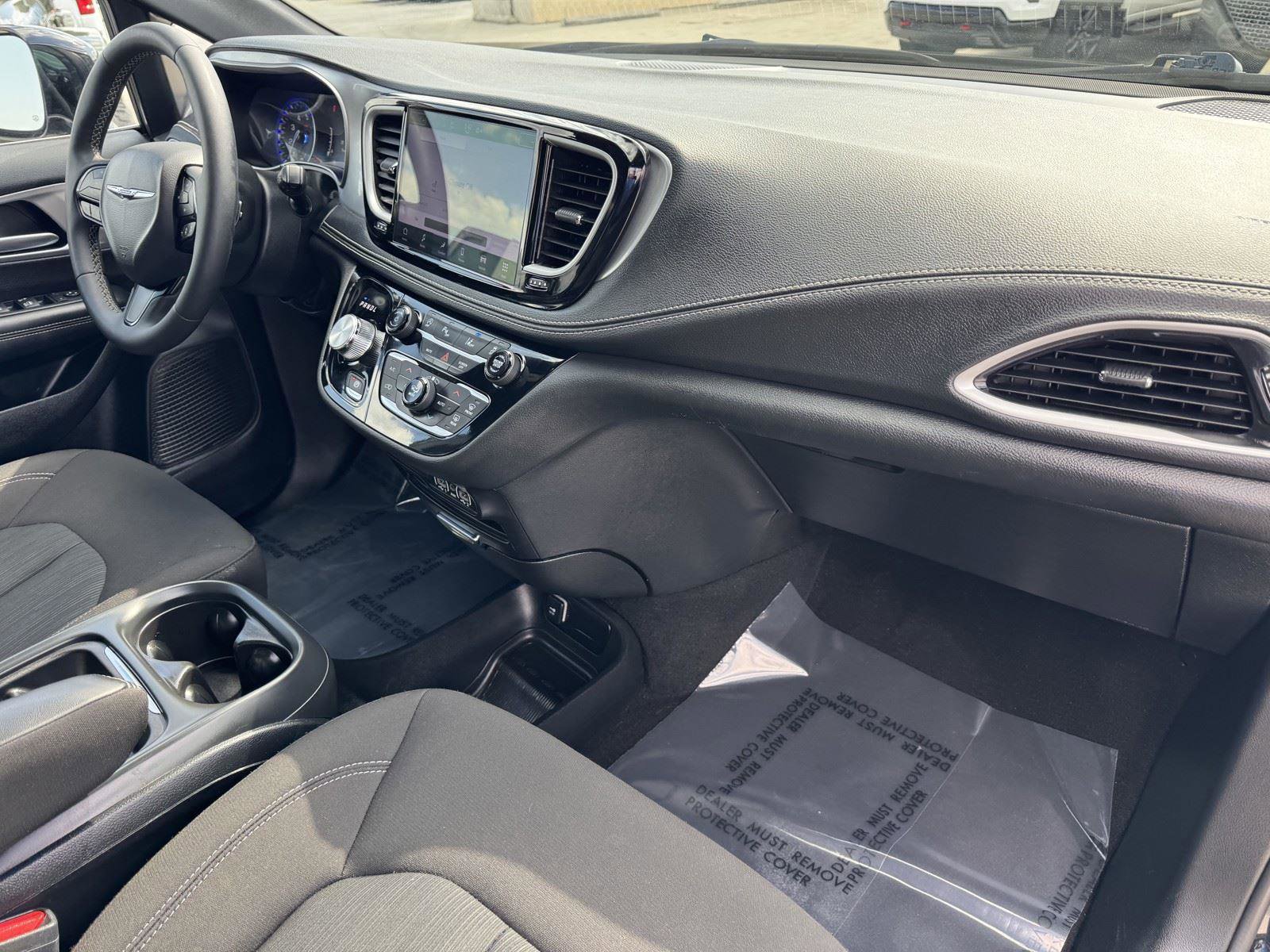 Used 2024 Chrysler Pacifica Touring FWD image 7