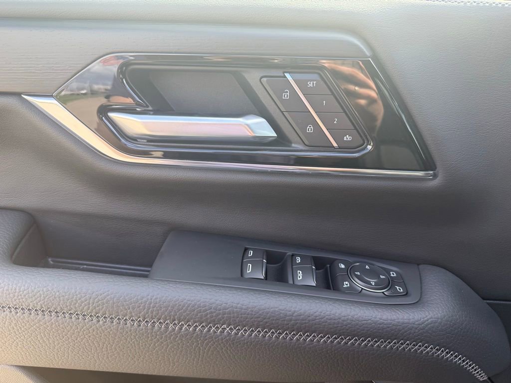 Used 2025 GMC Yukon XL Denali w/ Sun & Power Step Package image 32