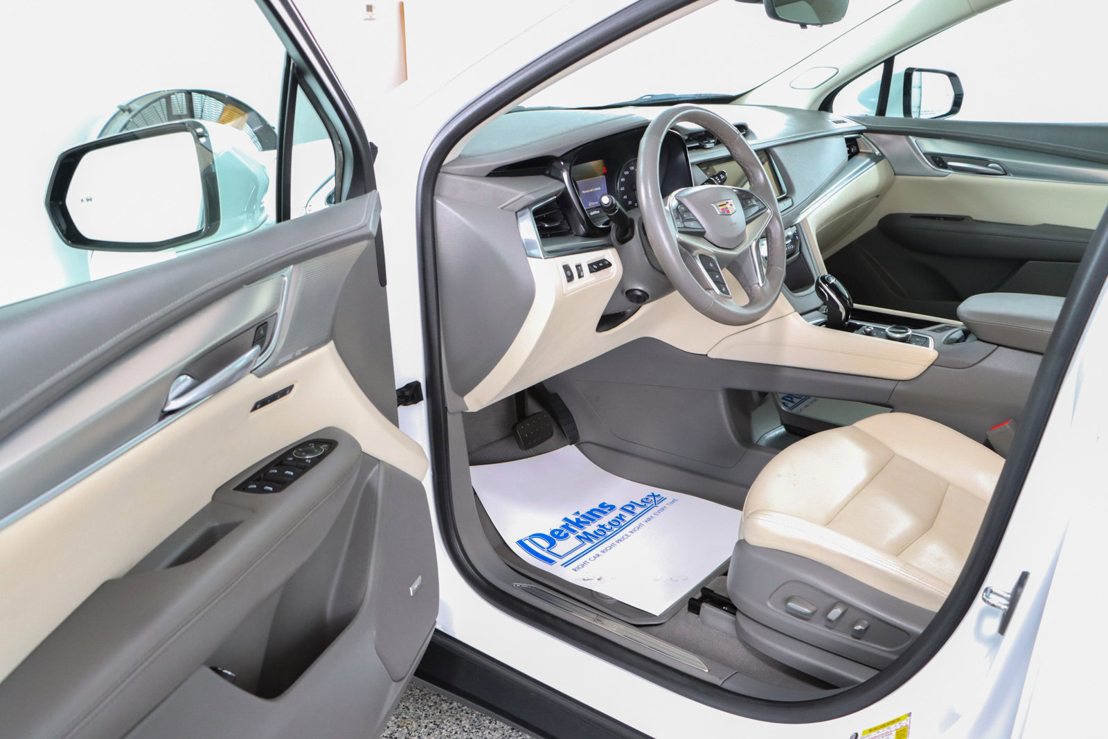 Used 2023 Cadillac XT5 Premium Luxury w/ Technology Package FWD image 3