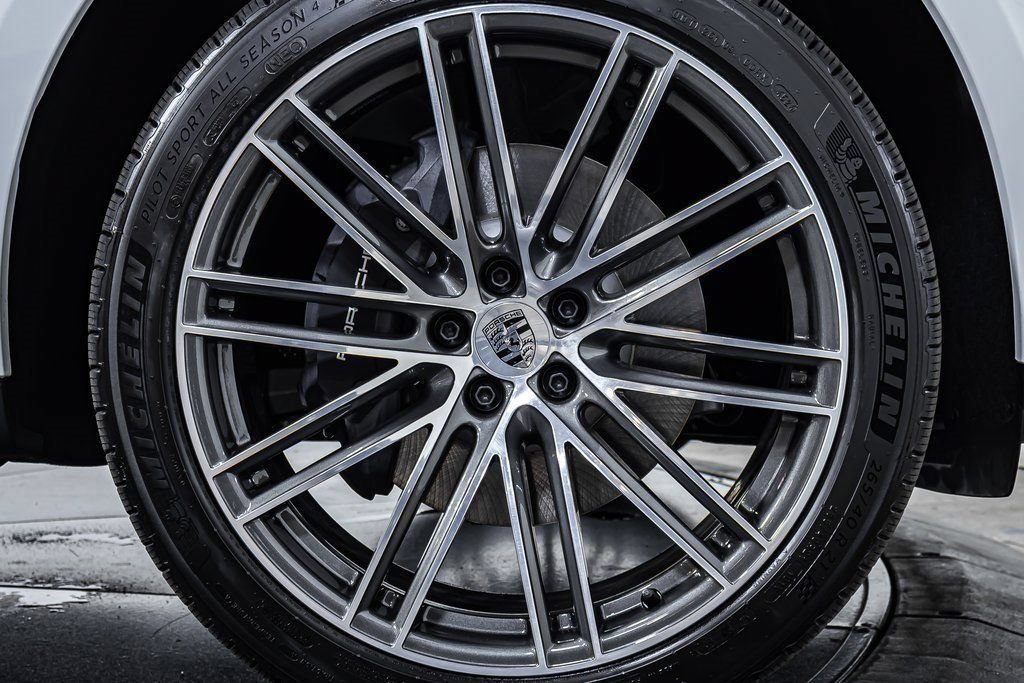 Certified 2025 Porsche Macan AWD/4WD image 22