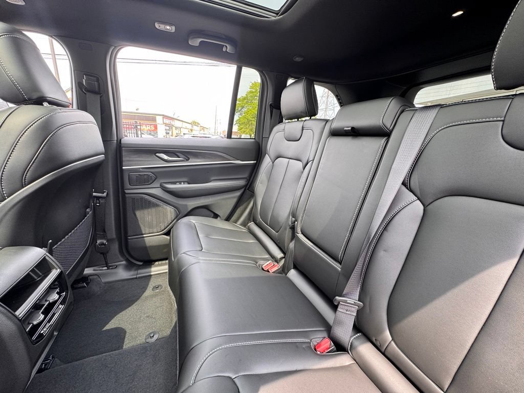 New 2026 Jeep Grand Cherokee Limited w/ Limited Altitude Package AWD/4WD image 16