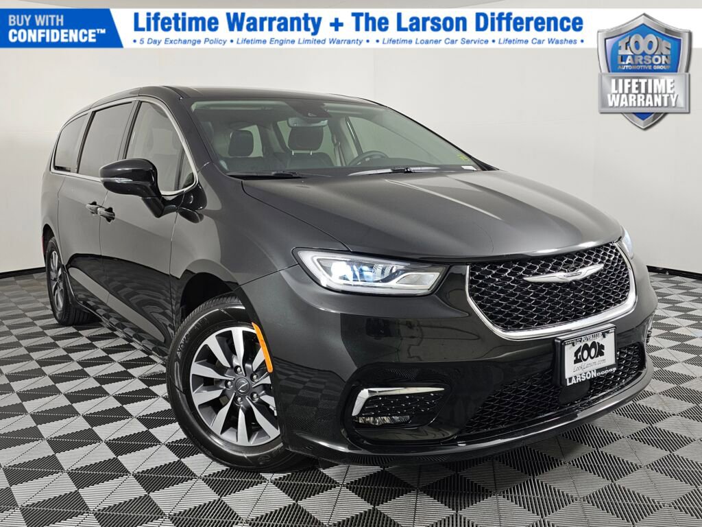 Used 2022 Chrysler Pacifica Touring-L image 1
