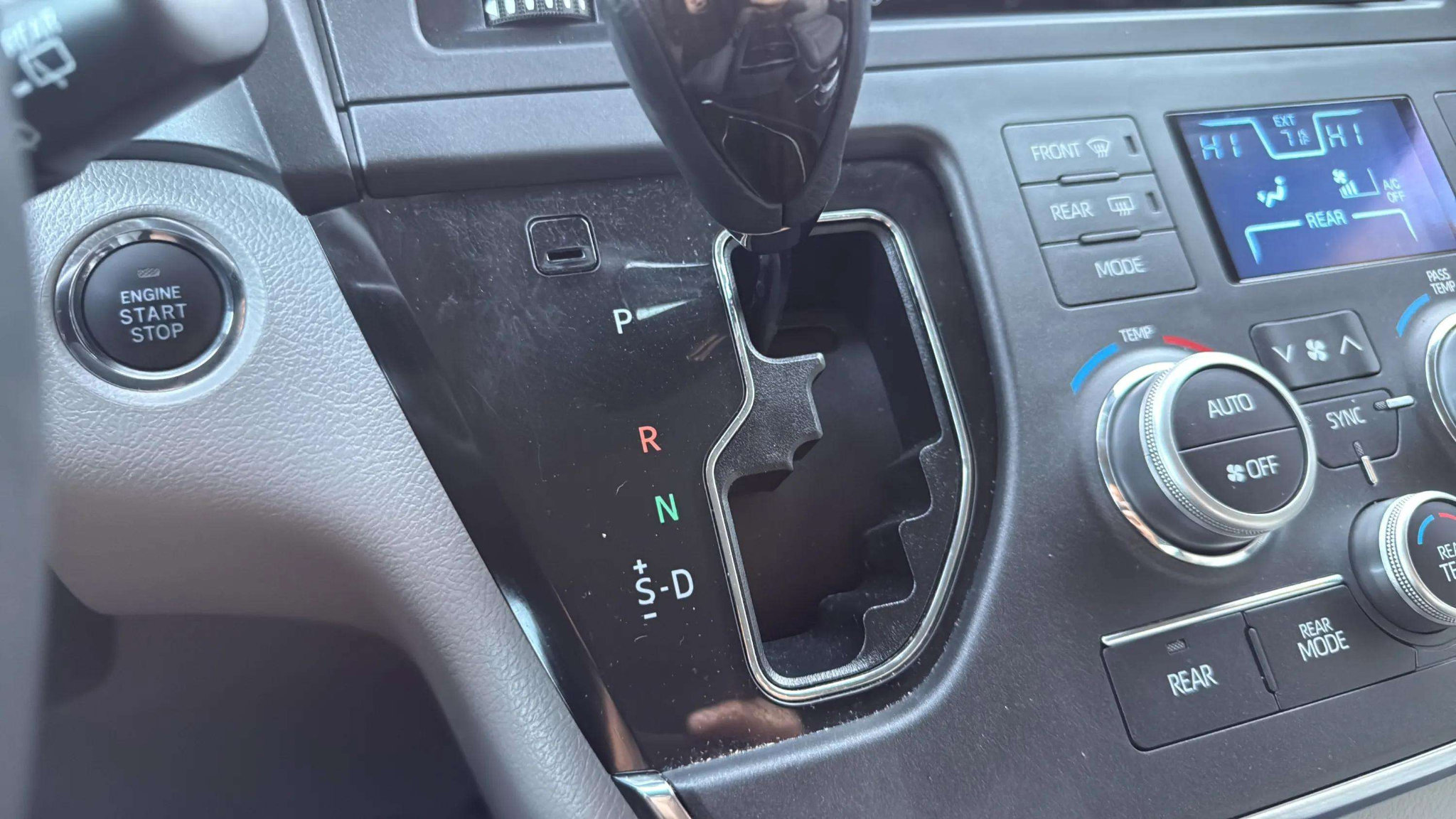 Used 2018 Toyota Sienna XLE image 30