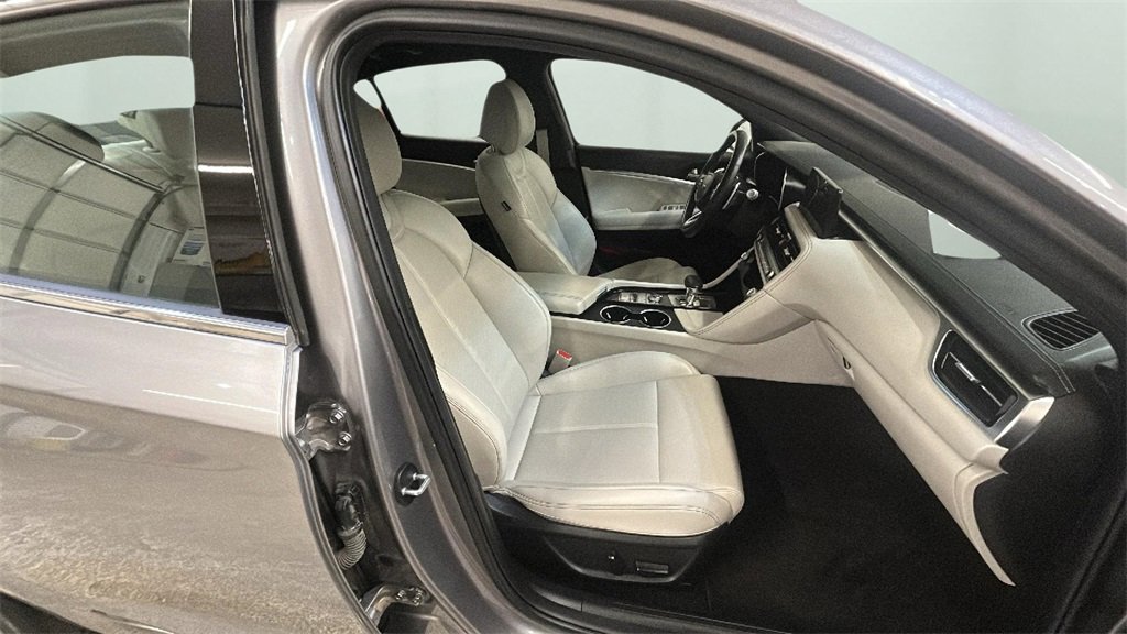 Used 2025 Genesis G70 2.5T image 13