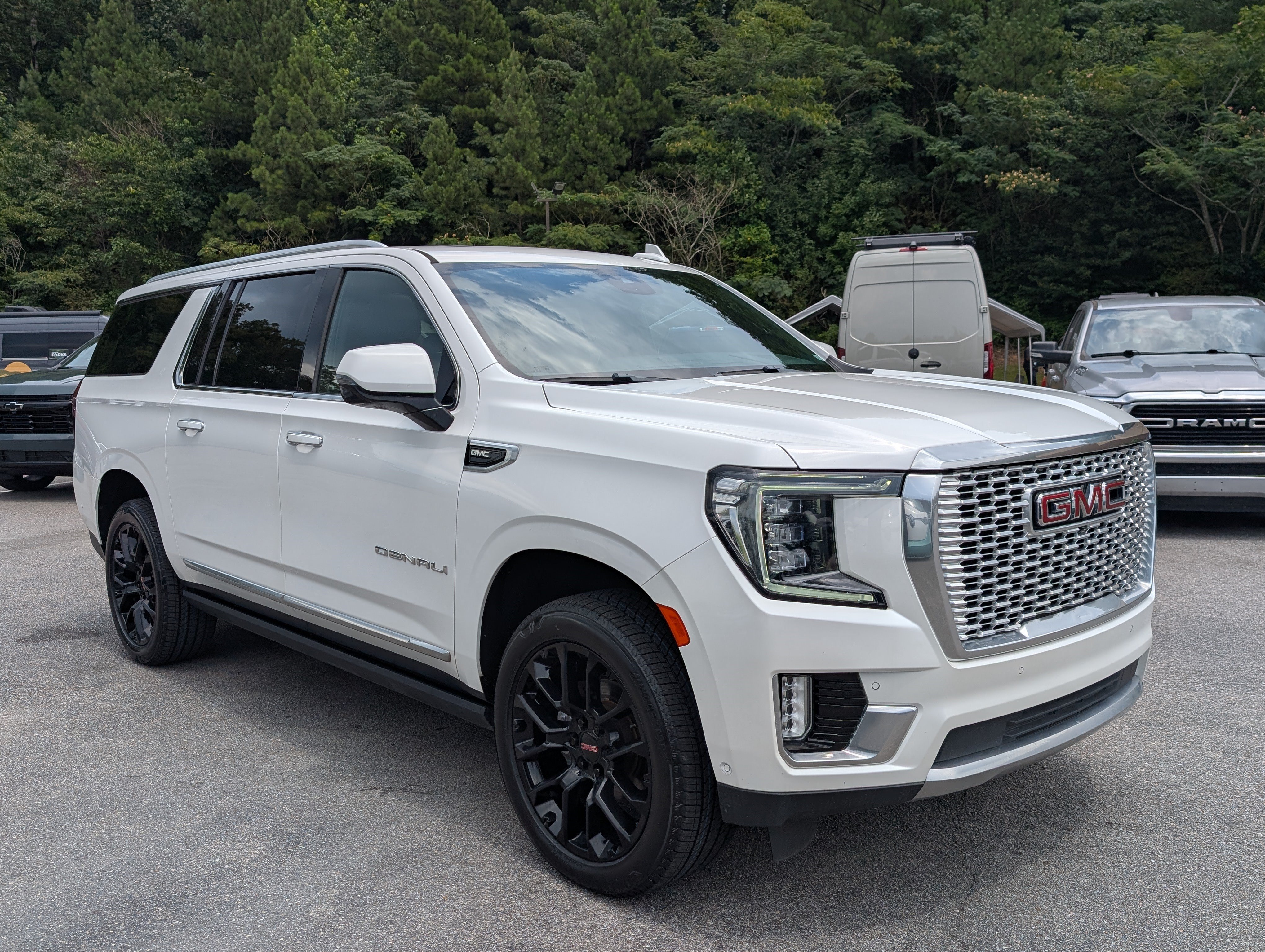 Used 2023 GMC Yukon XL Denali w/ Denali Reserve Package AWD/4WD image 11