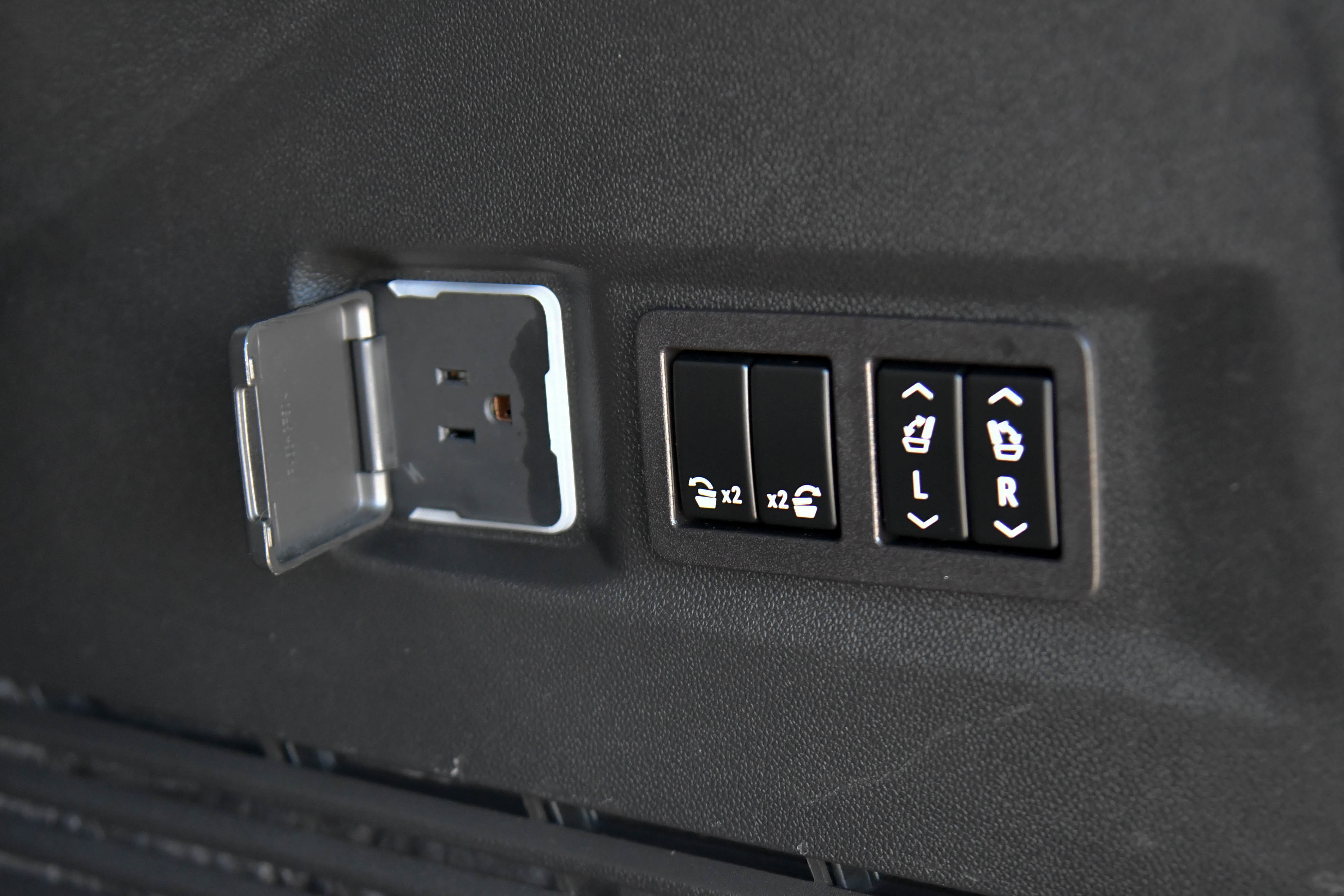 Used 2023 Chevrolet Tahoe Premier w/ Advanced Technology Package RWD image 57