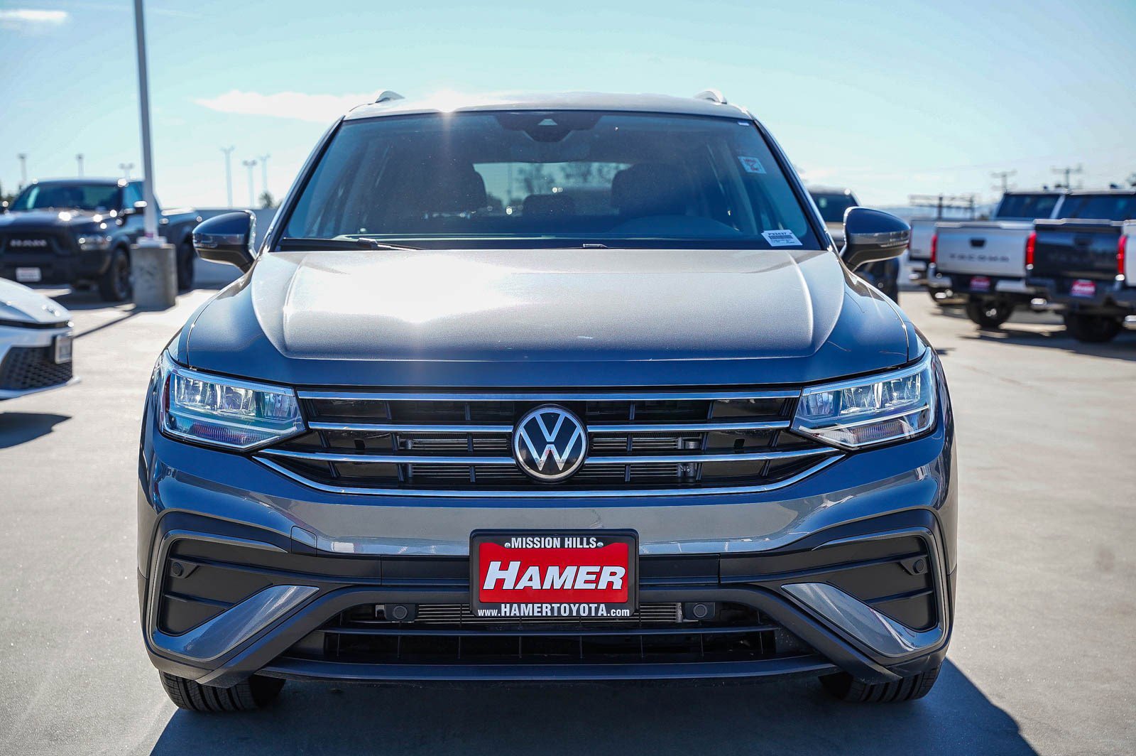 Used 2024 Volkswagen Tiguan SE image 2