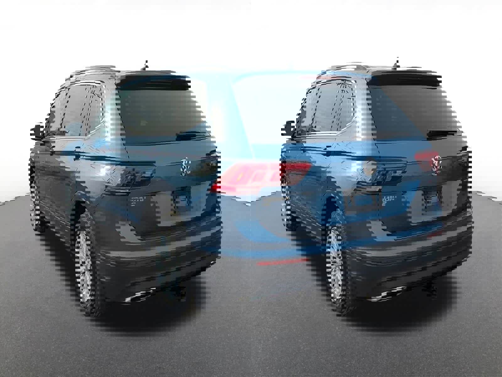 Used 2019 Volkswagen Tiguan SE w/ Panoramic Sunroof Package image 4