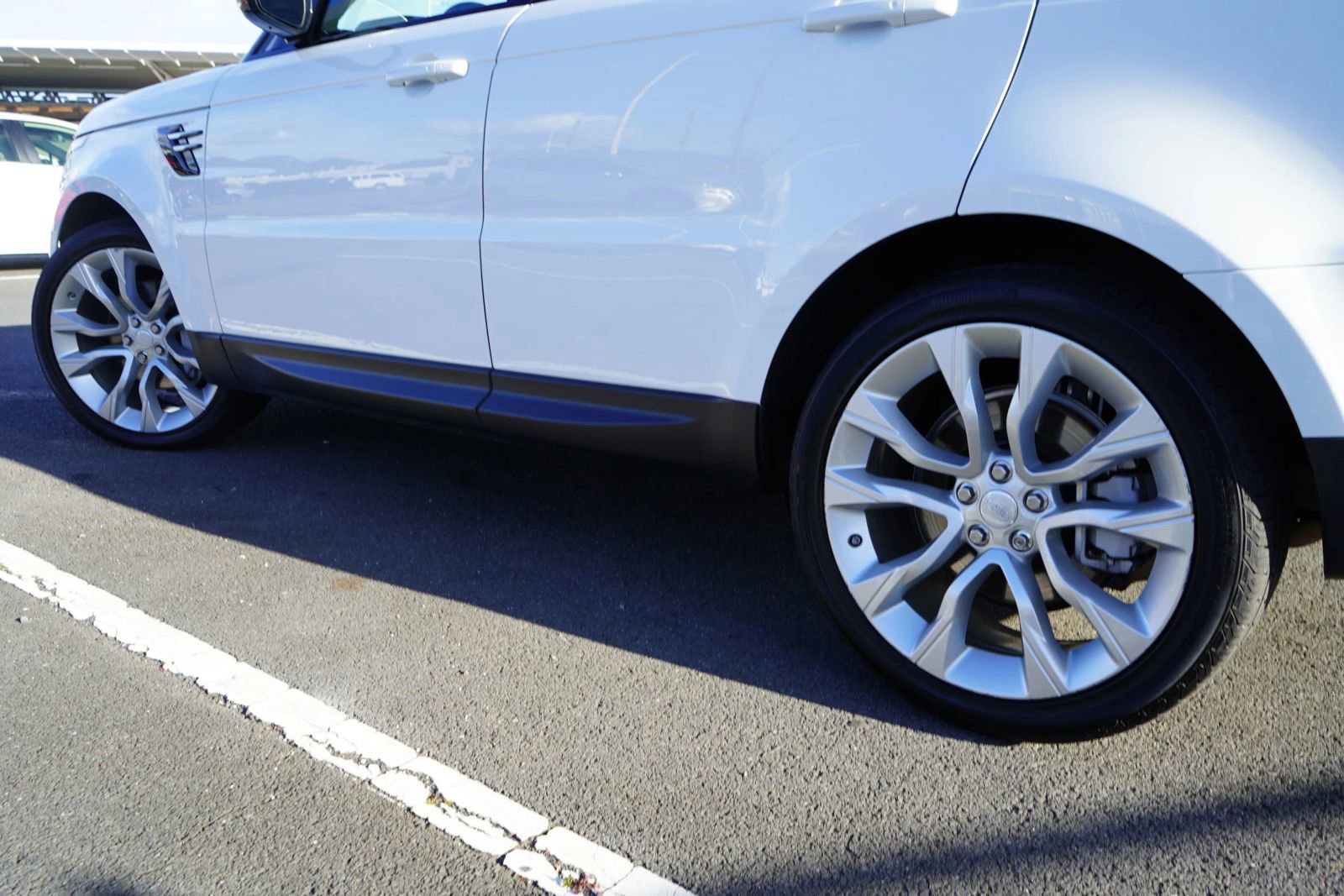 Used 2019 Land Rover Range Rover Sport SE image 4