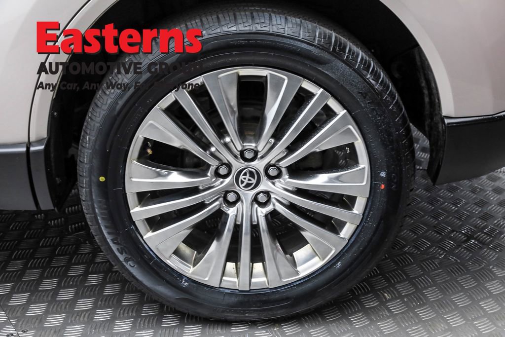 Used 2023 Toyota Venza Limited image 8