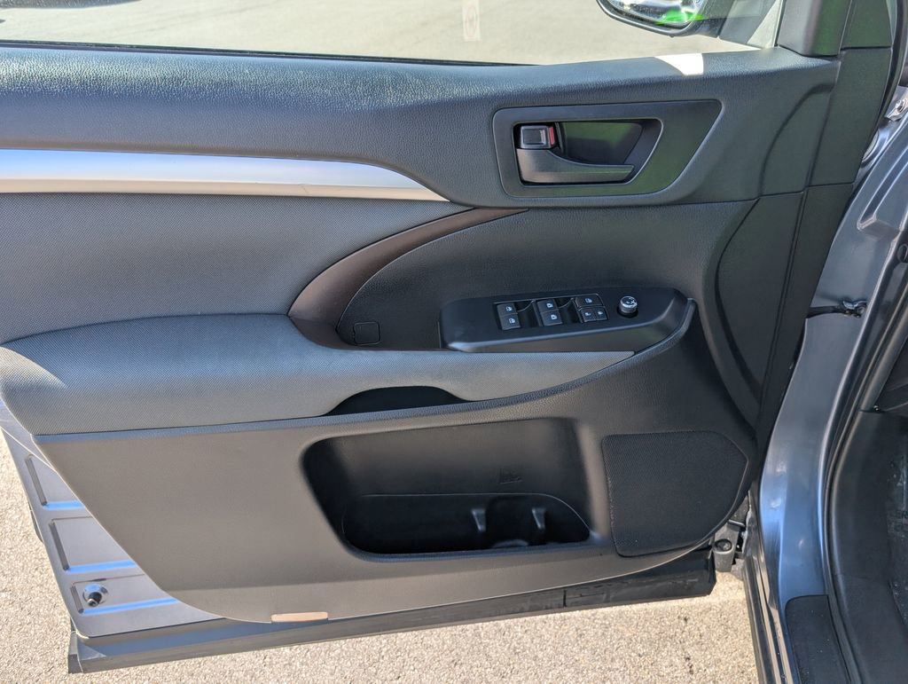 Used 2019 Toyota Highlander LE AWD/4WD image 17