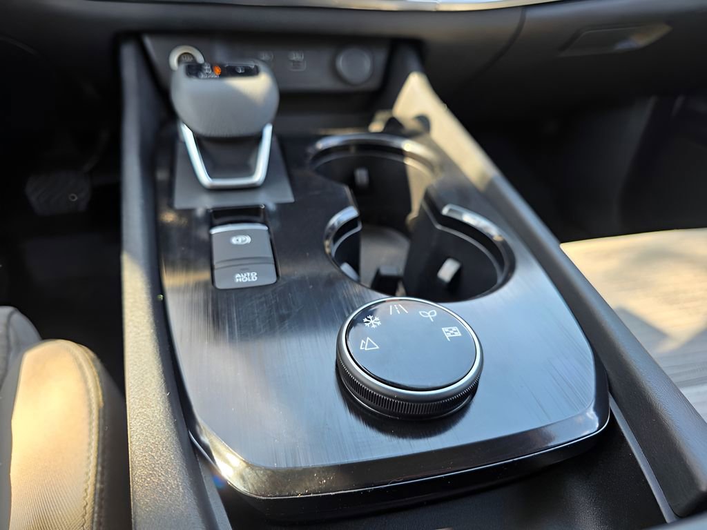 Used 2023 Nissan Rogue SV image 25