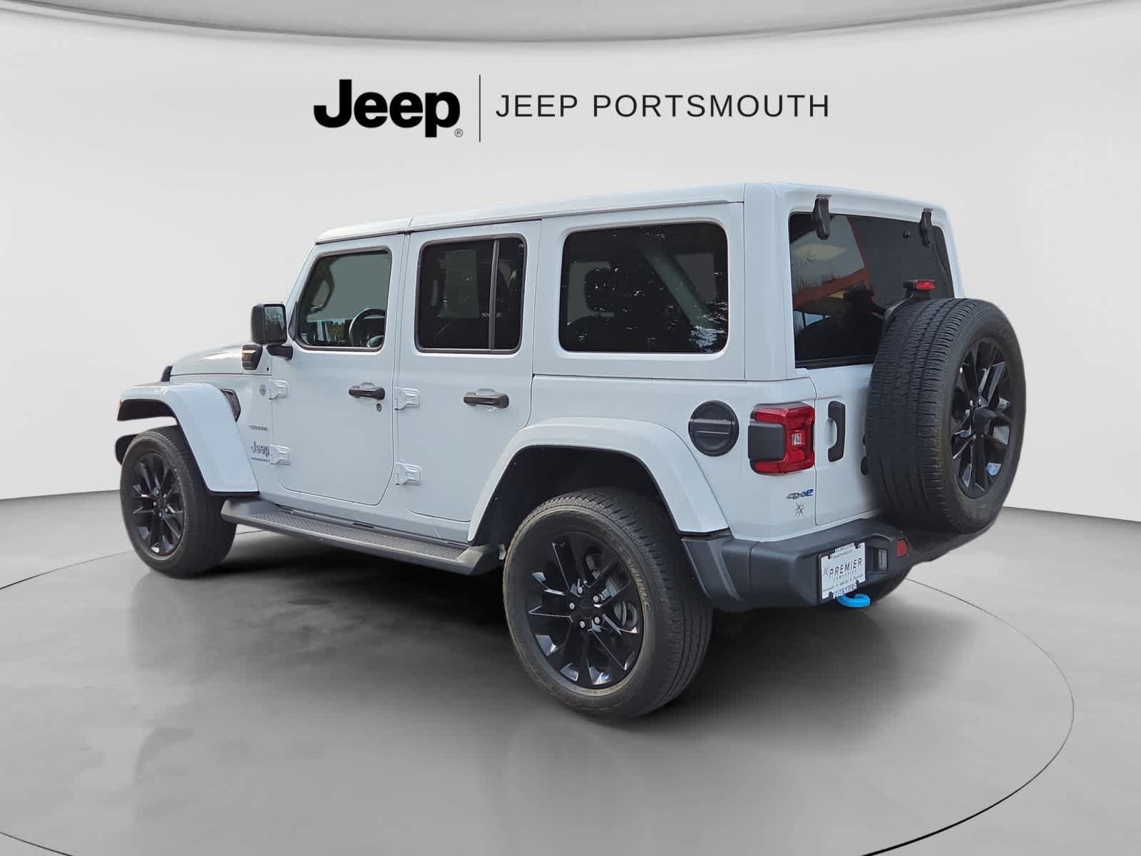Used 2023 Jeep Wrangler Unlimited Sahara w/ Cold Weather Group AWD/4WD image 5