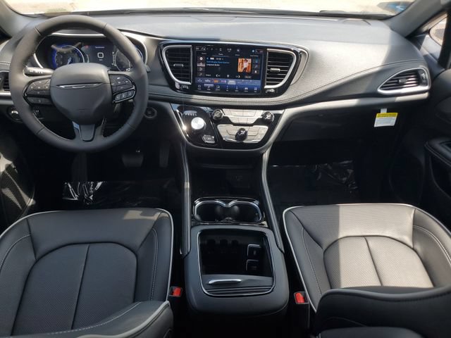 New 2027 Chrysler Pacifica Limited w/ Family Tech Group AWD/4WD image 16
