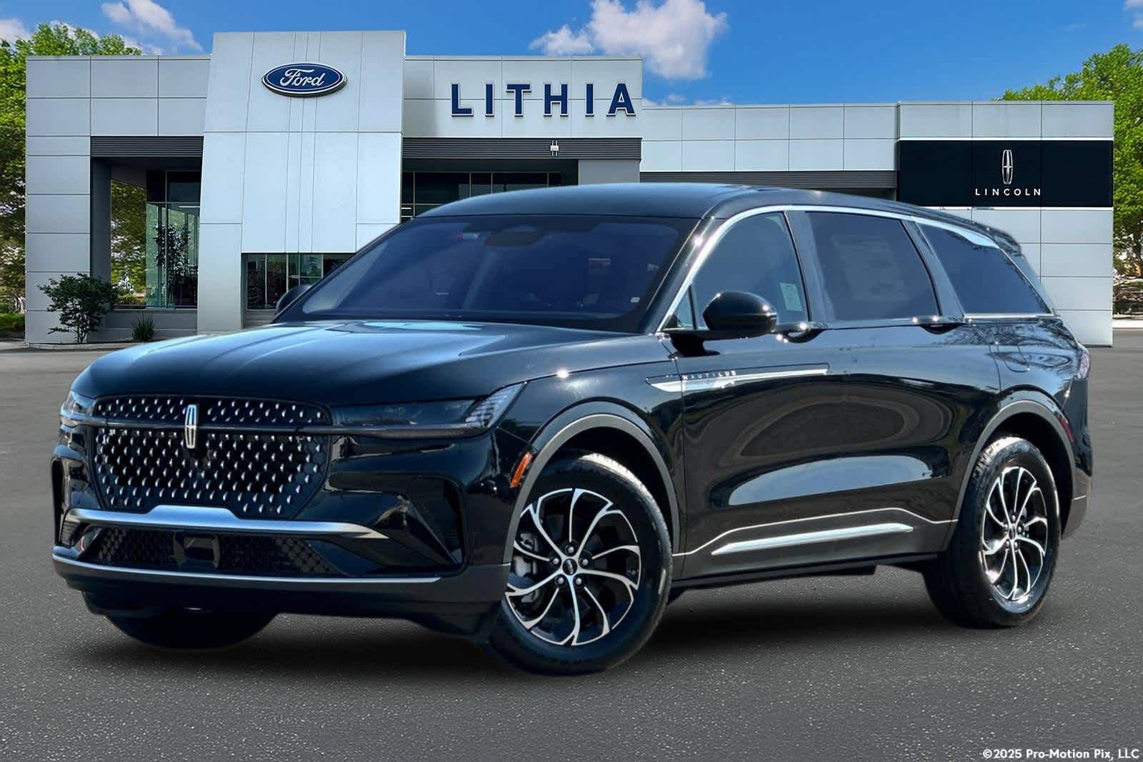 Used 2026 Lincoln Nautilus Premier AWD/4WD image 1