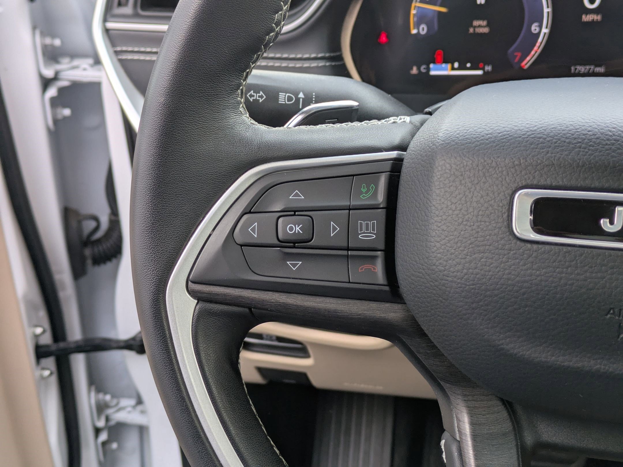 Used 2022 Jeep Grand Cherokee L Limited w/ Luxury Tech Group II image 17